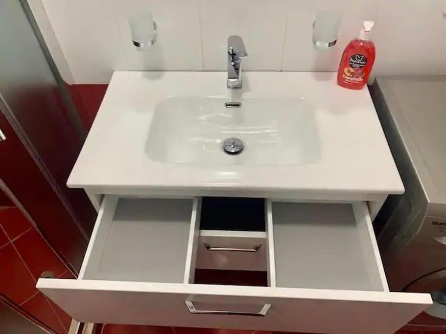 Seaview Apartment! Public Parking Near The App! Saranda