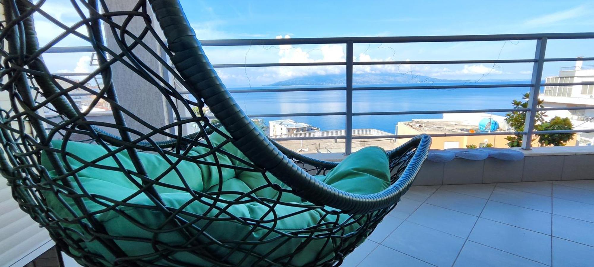 Seaview Apartment! Public Parking Near The App!