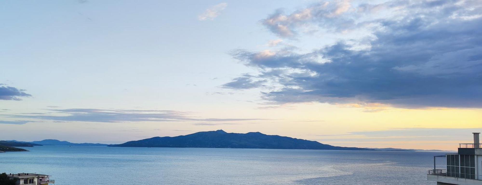 Seaview Apartment! Public Parking Near The App! Saranda