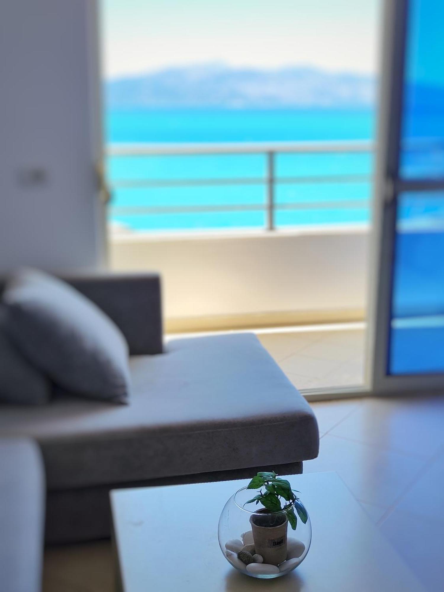 Seaview Apartment! Public Parking Near The App! * Sarandë